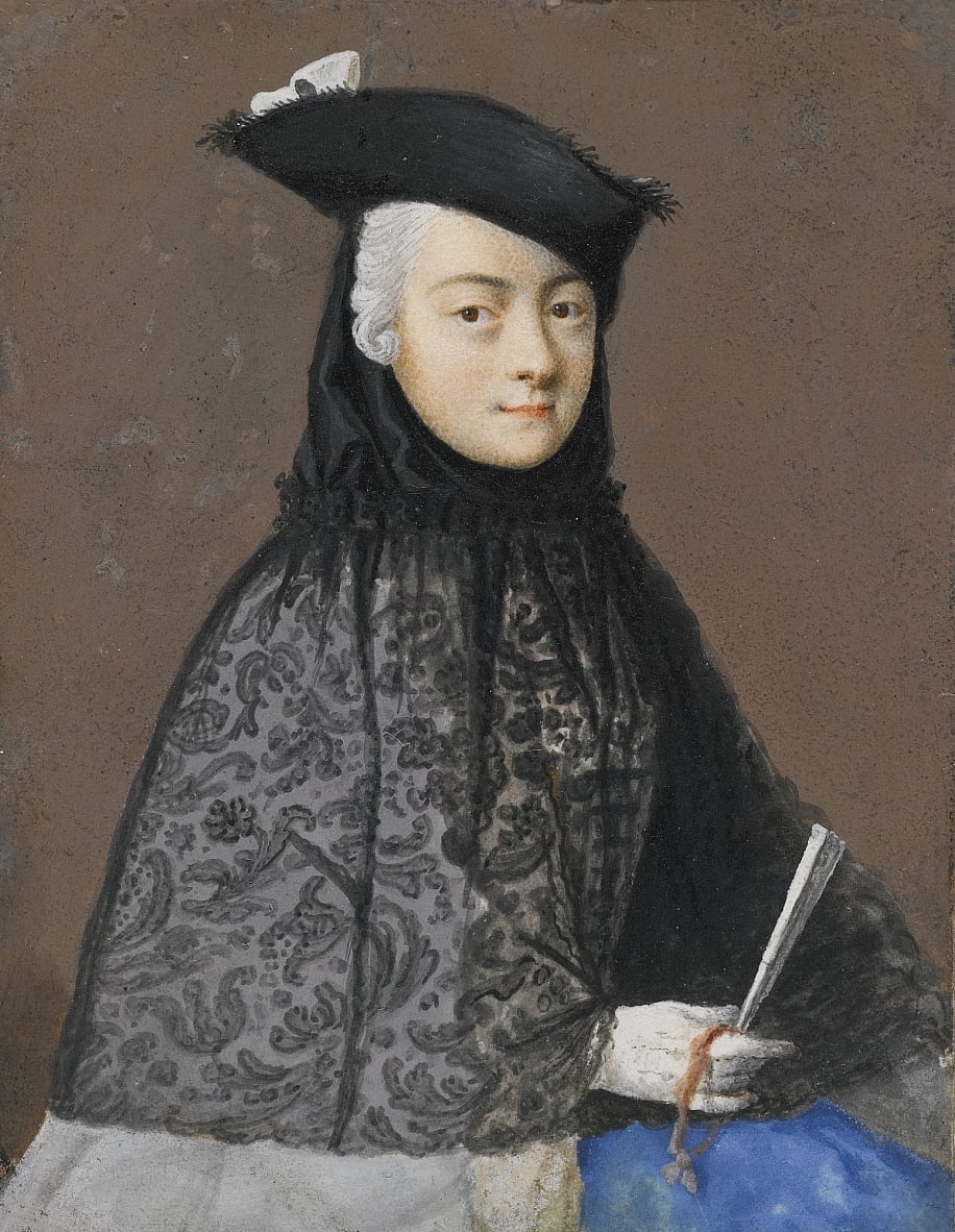 ファンを保持しているヴェネツィアのカーニバル衣装で座っている女性の肖像画